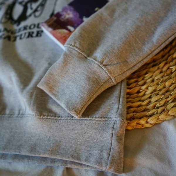 pulover vještica s knjigom detalji