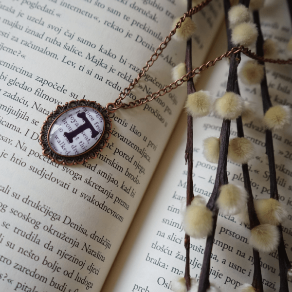 ogrlica medaljon s inicijalom knjiga