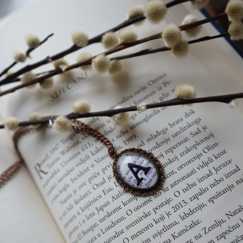 ogrlica za knjigoljupce - medaljon s inicijalom