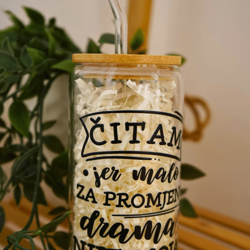 čaša s poklopcem i slamkom čitam