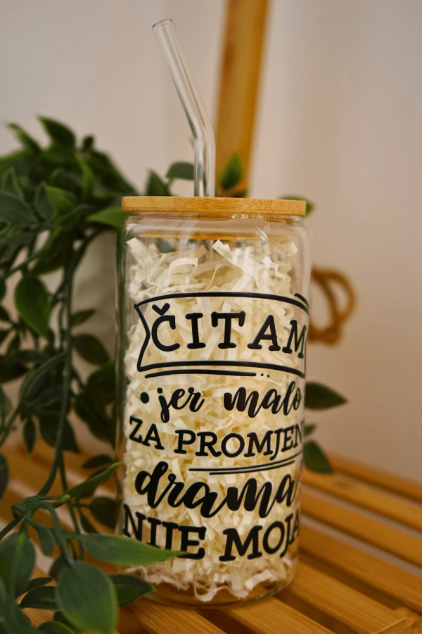 čaša s poklopcem i slamkom čitam