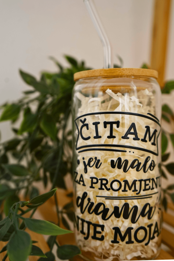 čaša sa slamkom za čitatelje čaša sa slamkom za čitatelje