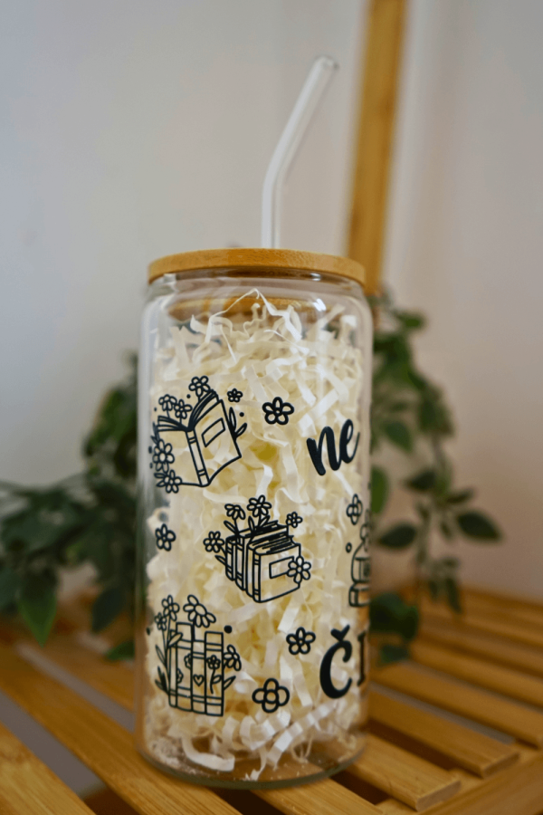 čaša sa slamkom za knjigoljupce