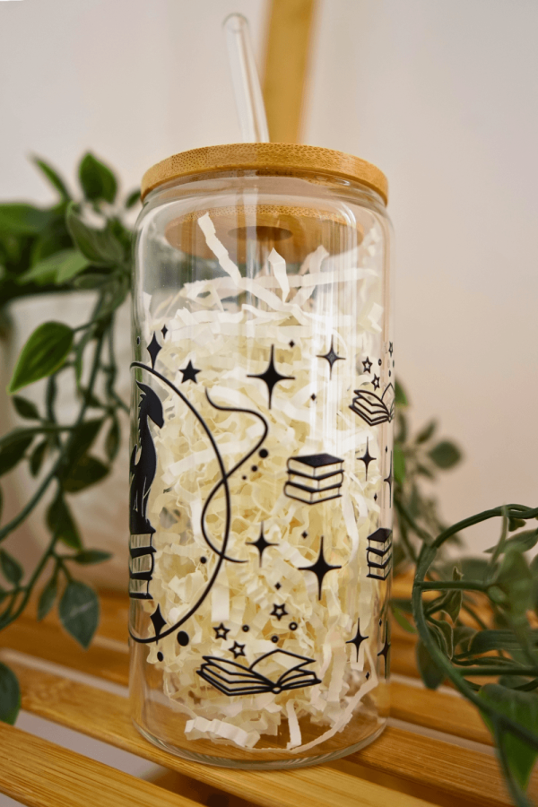 čaša slamka poklopac zmaj i knjige